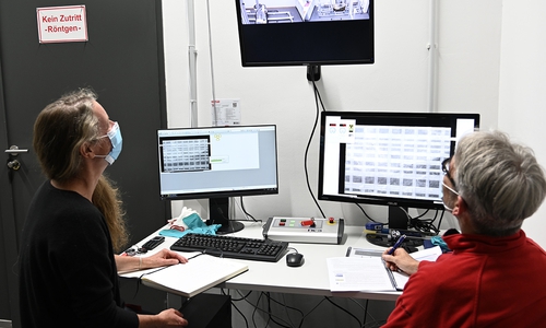 Kamera-überwachung des Röntgenprozesses mit 3D-Monitor (rechts im Bild).