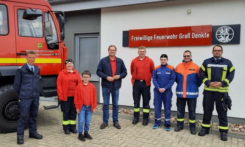 Von links: Ortsbrandmeister Patrick Heinemann, Kinderfeuerwehrwartin Henrike Waßmann, Joel Schneider, MdL Marcus Bosse, Kinderfeuerwehrwart Tim Steinke, Lena Michehl, Jugendfeuerwehrwart Konstantin Mix und stellv. Ortsbrandmeister Philipp Hoffmeyer.