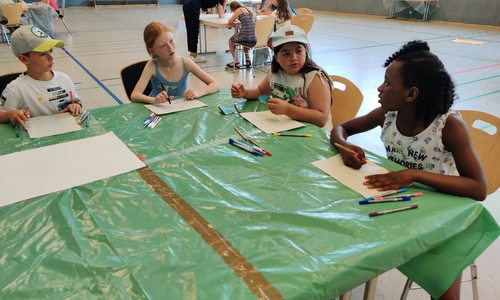 Bildunterschrift 2: Julian, Lena, Mira und Ann-Sasha beim Planen ihres Spielplatzes. 