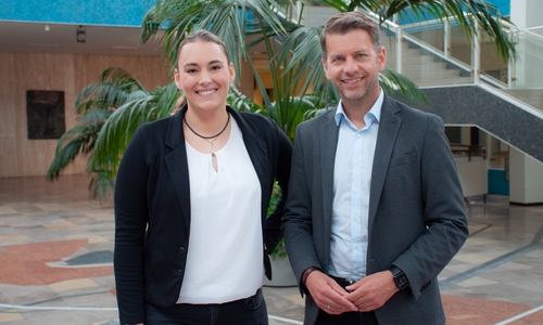 Inklusionsbeauftragte Kathleen Jäntsch und Oberbürgermeister Dennis Weilmann.