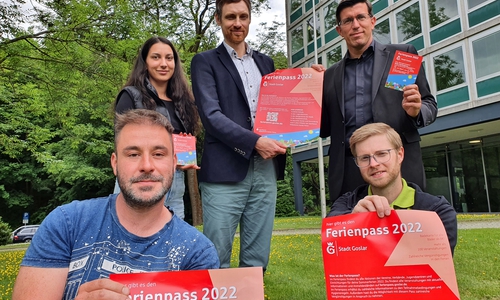 Mit Stadtjugendpfleger Joshua Friederichs (rechts vorn) freuen sich sein Kollege Martin Sänger (li. vorn) sowie Camilla Dal Pos, Sozialarbeiterin im Anerkennungsjahr (hintere Reihe von links), Sven Busse, Fachdienstleiter Bildung und Soziales, und Sparkassenregionaldirektor Jens Müller über den neuen Ferienpass.