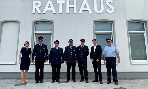 Von links nach rechts: Allgemeine Vertreterin des Bürgermeisters Britta Schwartz-Landeck, Ortsbrandmeister der Ortsfeuerwehr Vechelade Heiko Bohnhorst, stellvertretender Ortsbrandmeister der Ortsfeuerwehr Bettmar Simon Jahns, stellvertretender Ortsbrandmeister der Ortsfeuerwehr Wedtlenstedt Florian Opitz, Ortsbrandmeister der Ortsfeuerwehr Wedtlenstedt Stefan Alt, Bürgermeister Tobias Grünert und Gemeindebrandmeister Alfred Goldbeck