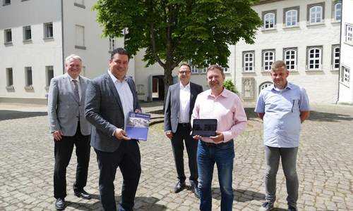 Stellten die neue Förderrichtlinie für Ärzte vor: Kreisrat Rolf Amelsberg, Landrat Tobias Heilmann, Stefan Hofmann (Geschäftsführer der KVN-Bezirksstelle Braunschweig), Dr. Thorsten Kleinschmidt (Bezirksausschussvorsitzender der KVN) und Dirk Spieß (Wirtschaftsförderung).