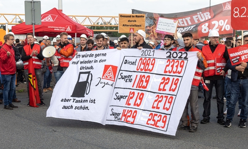 Aufgrund der steigenden Spritpreise beklagen die Streikenden ausbleibende Lohnsteigerungen 