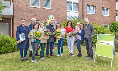 Sahle-Geschäftsführer Thomas Schwarzenbacher (5. v. li.) übergab feierlich drei möblierte Wohnungen an ukrainische Geflüchtete. 