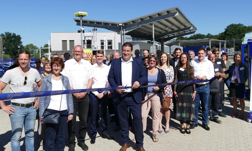 Landrat Tobias Heilmann eröffnete im Beisein von Mitarbeiterinnen und Mitarbeitern des Landkreises, Vertreter*innen aus Politik und der am Bau beteiligten Firmen und des Kirchenamtes Gifhorn mitsamt der auf dem Gelände tätigen Jugendwerkstatt das neue AWZ.
