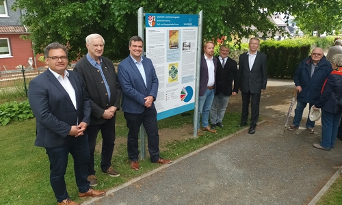 Von links: Wolfang Langer (Bürgermeister der Stadt Braunlage), Karl-Heinz Plosteiner (Ortsvorsteher St. Andreasberg), Landrat Dr. Alexander Saipa (Vorsitzender des Kreisverbandes Goslar), Frederik Kunze (Martini-Gemeinde St. Andreasberg), Pastor André Dittmann und Walter-Johannes Herrmann (Vorsitzender des Bezirksverbandes Braunschweig) bei der Einweihung der Geschichts- und Erinnerungstafel in St. Andreasberg.