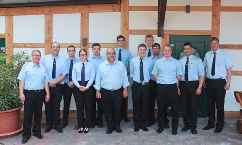 Ortsbrandmeister Horst Kirsch (1.v.l.), Tobias Thurau  (2.v.r.),  Stellvertr. Ortsbrandmeister Andreas Künicke (4.v.l) und Gemeindebürgermeister Detlef Kaatz (1.v.r.) im Kreis der Geehrten und Beförderten.