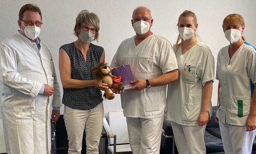 Prof. Dr. Jan T. Kielstein (Chefarzt der Medizinischen Klinik V), Tanja Lemke (Verwaltungskraft Kinderhospiz Löwenherz e. V.), Thomas Türke (pflegerische Bereichsleitung Med. Klinik V), Sarah Scholz (Pflegefachleitung) und Kathrin Fließ (Stationssekretärin).