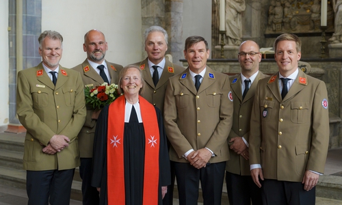 Dirk Gähle (3.v.r), neuer hauptamtlicher Vorstand des Regionalverbandes Harz-Heide der Johanniter-Unfall-Hilfe, nach seiner offiziellen Einsegnungsfeier in Braunschweig in der Kirche St. Martini mit seinem Vorgänger Christian Bauer (2.v.l.), stv. Landespfarrerin Inge Matern und den Mitgliedern des Landesvorstands Uwe Beyes (links), Stefan Radmacher (M.) und Hannes Wendler (r.) sowie dem ehrenamtlichen Regionalvorstand des Regionalverbands Harz-Heide, Sven Heine (2.v.r). 