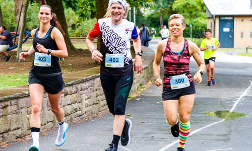 Für den guten Zweck ging es entlang der neuen Wegbeleuchtung.