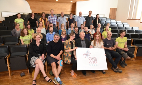 Esther Orant (dritte von links), Kai-Uwe Hirschheide (Mitte) und Nicole Froberg (dritte von rechts) stellten gemeinsam mit den Kooperationspartnern das Programm der Alvar Aalto Week 2022 vor.