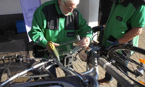 Klaus Seiffert beim Codieren