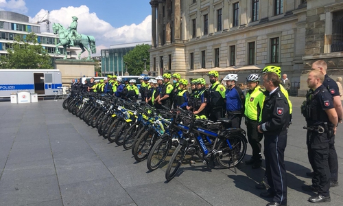 Die Fahrradpolizisten aus ganz Deutschland trafen sich vor dem Schloss. Im Hintergrund ist der Informationsstand zu sehen.