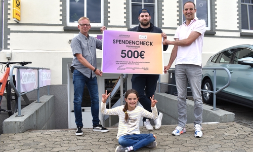Die Vorsitzenden des Schulvereins der Grundschule Othfresen bedanken sich bei Jungunternehmer Frederik Staab für eine Spende in Höhe von 500 Euro. Von links: Sven Peters, Frederik Staab und Mike Bürdeck. Vorne: Emilia Bürdeck