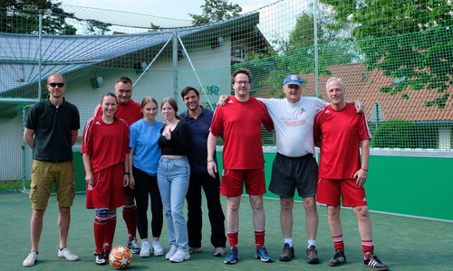 Schulzentrum versus Landkreis: Zur offiziellen Eröffnung des neuen „Soccerkäfigs“ im Schulzentrum Braunlage lieferten sich die Schulen ein faires Spiel mit den Vertretern der Kreisverwaltung.