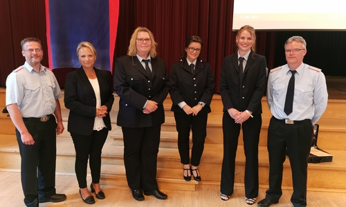 Samtgemeindebrandmeister Sven J. Mayer und Samtgemeindebürgermeisterin Karin Single (v.l.) gehörten zu den ersten Gratulanten der neu gegründeten Kinderfeuerwehr. Rechts Ortsbrandmeister Kai Ludolf mit Kinderfeuerwehrwartin Stefanie Behnke sowie ihren Stellvertreterinnen Steffi Rolle und Stefanie Bartels (v.r.).