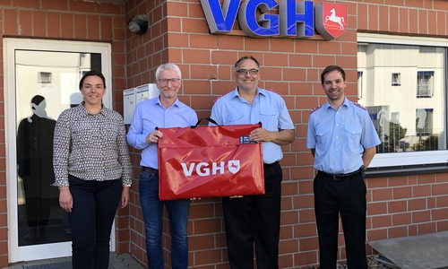 v.l.n.r. Madlene Gaschler-Stalle (Vertriebsleiterin der VGH Celle), Christian Meyer (Versicherungsbüro Westerbeck), Carsten Lehrke (Ortsbrandmeister), Henric Schreiber (Gruppenführer). 