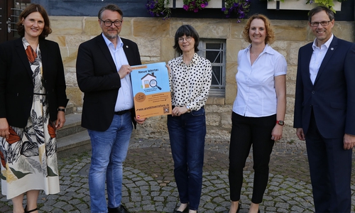 V. l.: Annina Kuß (Sachgebietsleiterin der Einheitlichen Grundbesitzstelle im Finanzamt Wolfenbüttel), Bürgermeister Ivica Lukanic, Finanzamtsvorsteherin Rita Koch, Alexandra Krohn (Abteilungsleiterin Steuern und Gebühren der Stadt Wolfenbüttel) und Erster Stadtrat Knut Foraita.