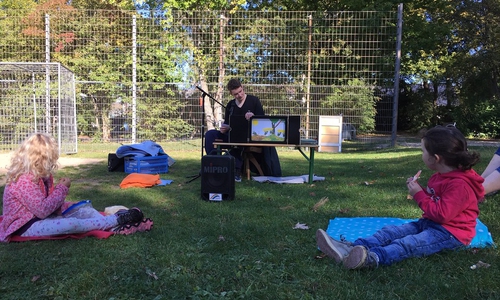 Auf dem Rasen der Spielplätze wird bei gutem Wetter eine gemütliche Leseatmosphäre geschaffen.