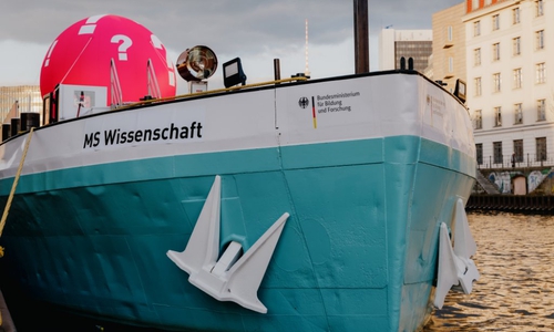 Die MS Wissenschaft startete ihre Tour im Wissenschaftsjahr 2022 am 3. Mai in Berlin und besucht 2022 mehr als 30 Städte in Deutschland. 