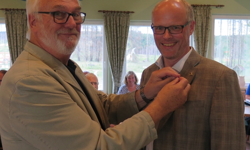 Übergabe der Präsidentennadel: (von links) Jürgen Hunger und Dr. Klaus Thiele.