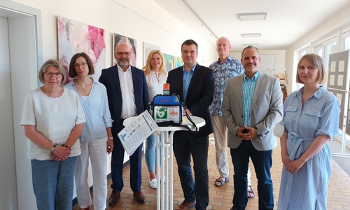 Übergabe des Defibrillators an die Mitarbeiterinnen und Mitarbeiter des Hauses der Kirche: (von links) Agnes Wolf, (Kirchenvorstand der Luthergemeinde), Dr. Claudia Hubmann (Kirchenvorstand), Propst Jens Höfel, Stefanie Sandau (Diakonie), Landrat Dr. Alexander Saipa, KWB-Betriebsleiter Thomas Ebert, Friedrich Ehrhardt (Kirchenvorstand) und Aleksandra Gryska (Mehrgenerationenhaus).