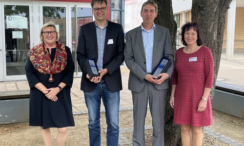 Von links nach rechts: Ostfalia-Präsidentin Prof. Dr. Rosemarie Karger, Ostfalia-Lehrpreisträger Prof. Dr. Claus Fühner, Ostfalia-Lehrpreisträger Prof. Dr. Dirk Hohm sowie Prof. Dr. Susanne Stobbe, Vizepräsidentin für Lehre, Studium und Weiterbildung