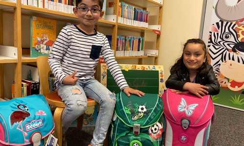 Strahlende Kinderaugen angesichts hochwertiger neuer Schulranzen, die den Start in die Schulzeit zu einem besonderen Erlebnis werden lassen und anspornen sollen. Die Spende vom Deutschen Kinderhilfswerk hat das möglich gemacht.