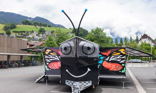 Das solarbetriebene Tiny House in Form eines riesigen Schmetterlings.