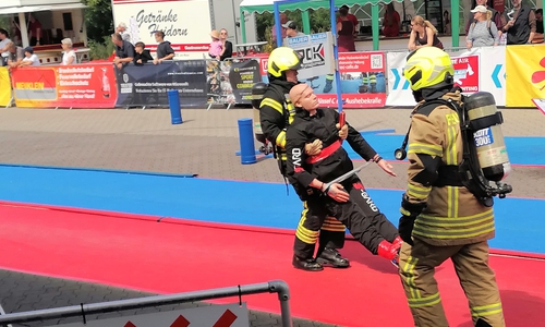 Das Ziehen einer 80 Kilogramm Puppe über eine Distanz von 30 Meter gehörte ebenso zu den Aufgaben des Slalomparcours wie das Ziehen eines gefüllten Schlauches über eine Strecke von 25 Meter. 