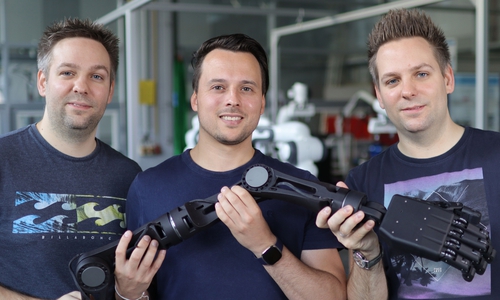 Sören Michalik, Lars Heim und Sönke Michalik (v.li.) haben gemeinsam die Aeon Robotics GmbH gegründet und mit ihrer KI-gestützten Roboterhand den Innovationspreis Niedersachsen 2022 gewonnen.