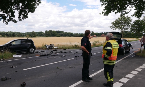 Zu einem schweren Verkehrsunfall kam es am frühen Montagnachmittag auf der L475 zwischen Köchingen und Vechelde. Dabei wurde ein Motorradfahrer tödlich verletzt. 