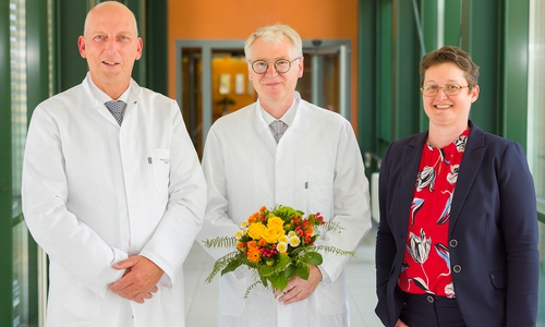 Ärztlicher Direktor Prof. Dr. Karl-Dieter Heller, Chefarzt der Medizinischen Klinik Prof. Dr. Frank Schmitz und geschäftsführende Vorständin Monika Skiba (v. li.).