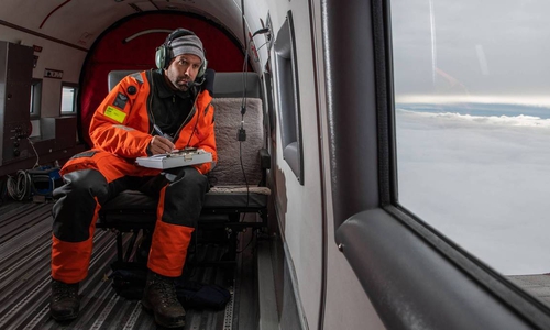 Thomas Krumpen im Forschungsflugzeug Polar 6 auf dem Weg für Meereisdickenmessungen. 