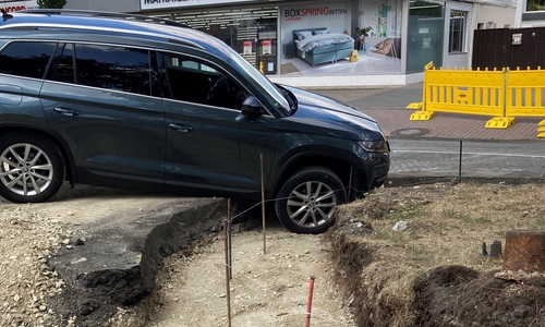 Ein in der Straßenbaustelle in Vorsfelde "gestrandetes" Fahrzeug.
