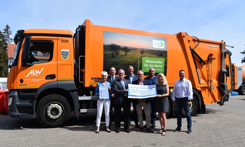 Der BS GUV überreichte den Präventionspreis an den ALW (v.l.n.r.): Landrätin Christiana Steinbrügge, Torsten Ruhe (Betriebsleitung Wirtschaftsbetriebe LKWF), Michael Schwanz (stellvertr. Geschäftsführer (BS GUV), Harald Klene (Präventionsberater BS GUV), Carsten Koops (Geschäftsführer BS GUV), Dirk Roloff (Werkstattleiter ALW), Sandra Wehr (Werksleiterin ALW), Thorsten Tunnat (Fuhrparkleiter ALW).