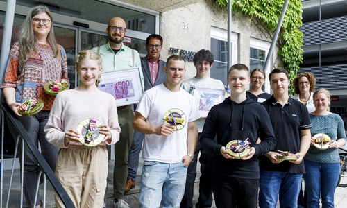 Die Beteiligten der Preisübergabe am 11. Juli. Hierzu zählen neben den Schülerinnen und Schülern insbesondere Raphaela Harms von der Stiftung Braunschweigischer Kulturbesitz (li.), Christoph Schröder (Schulleiter der BBS V, 3.v.l) und Martin Albinus (Fachbereichsleiter, 4. v.l.).