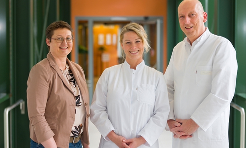 Geschäftsführende Vorständin Monika Skiba (li.), Jana Gasse, Sektionsleitung Plastische, Ästhetische und Handchirurgie und Ärztlicher Direktor Prof. Dr. Karl- Dieter Heller.