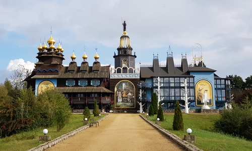 Der Palast wurde nach russischem Vorbild erbaut.