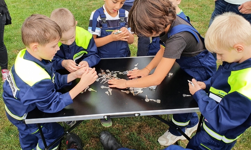 Die Kinder hatten Spaß beim Schlüssel Sortieren.