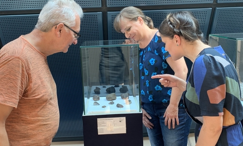 Im Planetarium Wolfsburg gibt es Meteoriten zu bestauen.