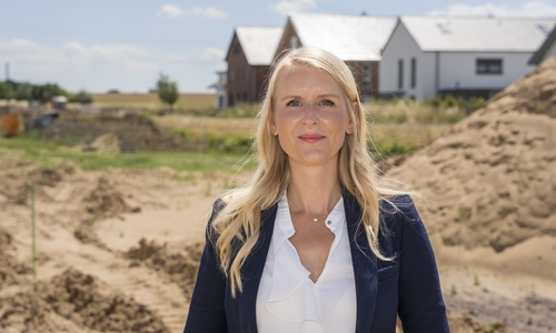 Katja Ibendorf von der Landessparkasse sieht in den Maisonette-Wohnungen gerade für Familien eine gute Alternative zum klassischen Einfamilienhaus.