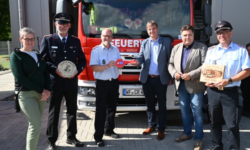 Ortsbürgermeisterin Anja Hantelmann, Gemeindebrandmeister Markus Peters, Ortsbrandmeister Tobias Breske, Bürgermeister Detlef Kaatz, stellv. Landrat Uwe Schäfer und der stellvertretende Ortsbrandmeister Jan Sprenger (v. li.).