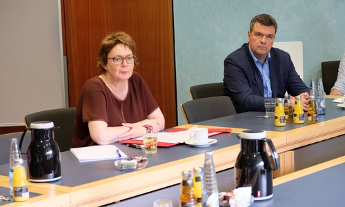 Gesundheitsministerin Daniela Behrens und Landrat Dr. Alexander Saipa.