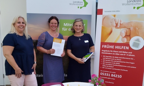 Die Landeskoordinatorin für die Bundesstiftung Frühe Hilfen, Susanne Keuntje (l.), besuchte den Stand der Frühen Hilfen aus dem Landkreis Wolfenbüttel und kam mit Annette Scheffer (m.), Teamleitung Frühe Hilfen, sowie Brigitta Feulner (r.), Netzwerkkoordinatorin Frühe Hilfen ins Gespräch. 