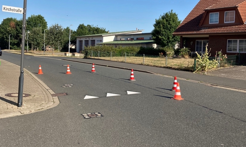 Die Haifischzähne sind auf die Fahrbahn aufgebracht und die Verkehrsleitkegel mittlerweile abgeräumt.