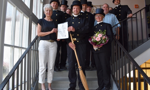 Landrätin Christiana Steinbrügge (vorne li.) überreichte dem neuen Bezirksschornsteinfeger Henrik Reinecke (vorne Mitte) seine Bestellungsurkunde und verabschiedete die vorherige Bezirksschornsteinfegerin Sonja Engler (vorne re.). Mit dabei waren Kollegen der Kreisgruppe Wolfenbüttel.  