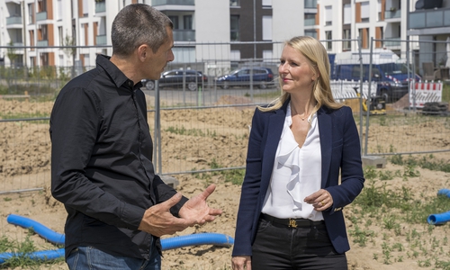 Philipp Nocke und Katja Ibendorf auf dem Bauland, auf welchem die 