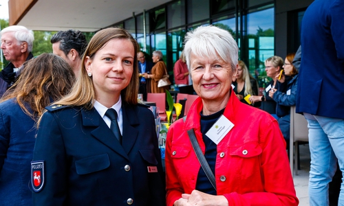 Leiterin des Polizeikommissariats Wolfenbüttel, Christin Bartels, mit Wolfenbüttels Landrätin Christiana Steinbrügge (SPD).